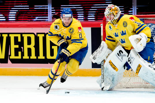 Sveriges Tom Wandell och målvakt Markus Svensson