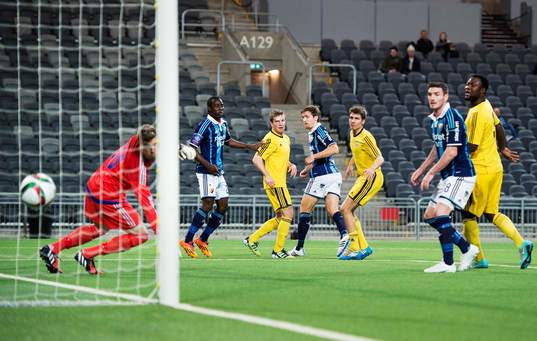 Djurgårdens Jesper Arvidsson nickar in 1-0 bakom