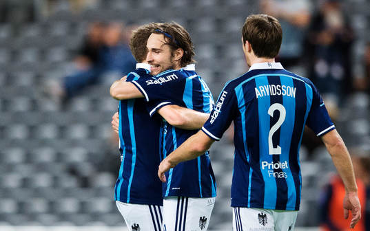 Djurgårdens Kevin Walker kramas om av en lagkamrat