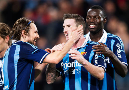 Djurgårdens Kevin Walker (t v) gratulerar James Keene