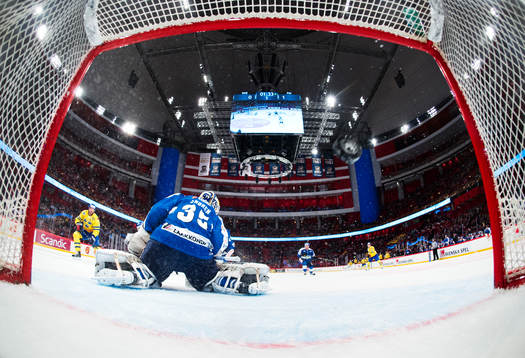 Sveriges Staffan Kronwall skjuter in 1-1 bakom Finlands