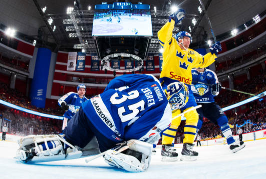 Bläddra bland fler bilder av Ishockey, Euro Hockey Tour, Sverige - Finland
