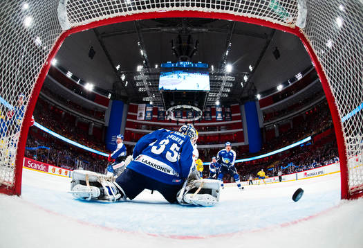 Finlands målvakt Atte Engren släpper in 2-1 från