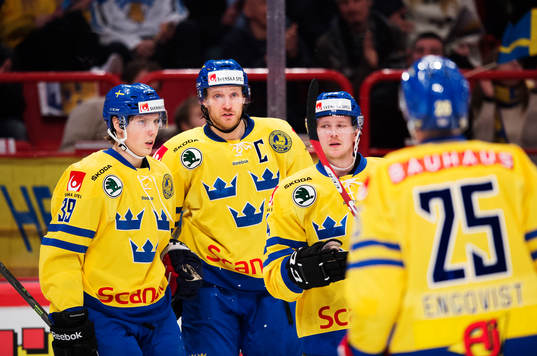Sveriges Staffan Kronwall (andra från vänster) gratuleras