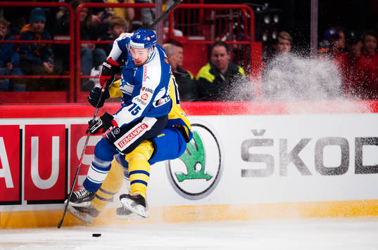Finlands Jesse Joensuu kämpar om pucken mot Sveriges