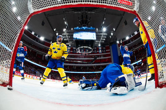 Finlands Janne Pesonen (t h) jublar
