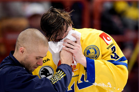 Sveriges Oskar Sundqvist leds av rinken skadad