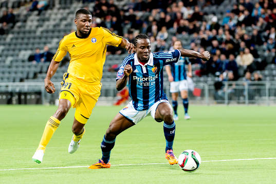 Helsingfors Guy Moussi och Djurgårdens Sam Johnson i en