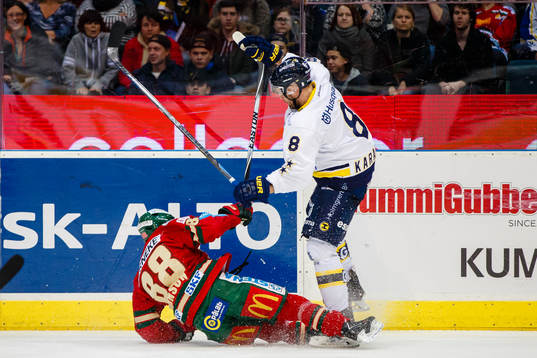s Jere Karalahti tacklar Frölundas Ryan Lasch