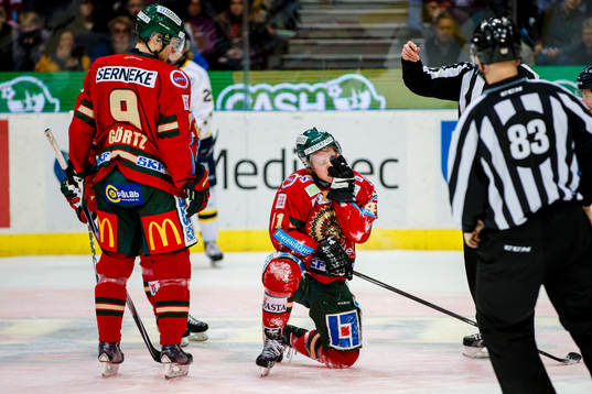 Frölundas Mathis Olimb får en puck i ansiktet