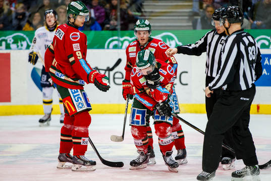 Frölundas Mathis Olimb får en puck i ansiktet