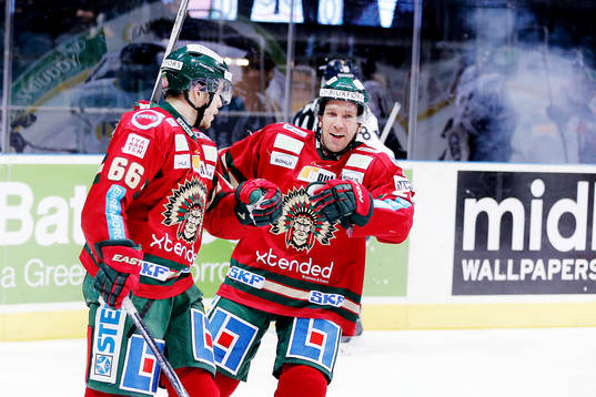 Frölundas Oscar Fantenberg och Joel Lundqvist jublar
