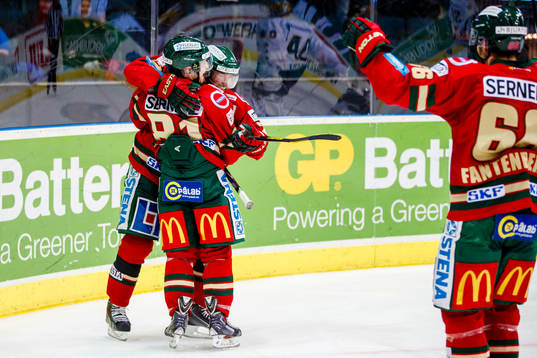 Frölundas Robin Figren och Ryan Lasch jublar