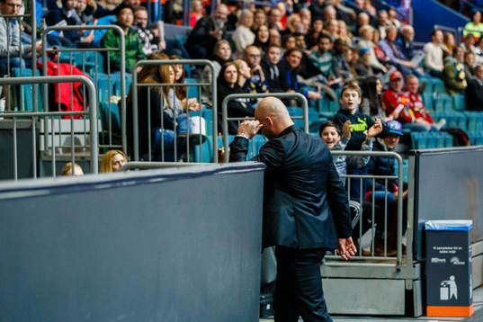 s tränare Andreas Johansson blir utvisad