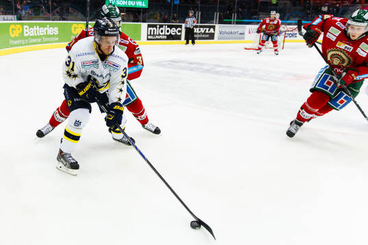 s Mattias Tedenby med pucken