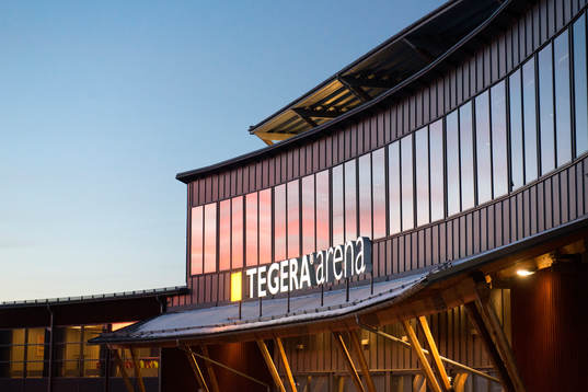 Solnedgång utanför Tegera Arena före ishockeymatchen i