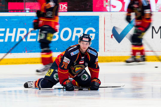 Djurgårdens Emil Lundberg värmer upp innan