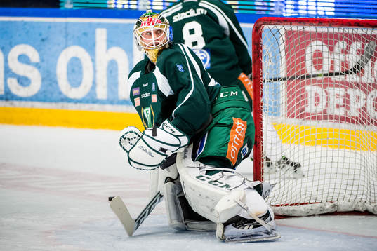 Färjestads målvakt Fredrik Pettersson-Wentzel före