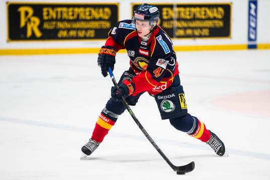 Djurgårdens Alexander Falk med ett skott