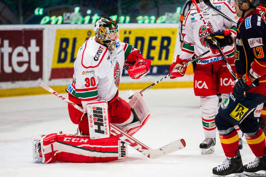 Modos målvakt Linus Ullmark blockerar pucken