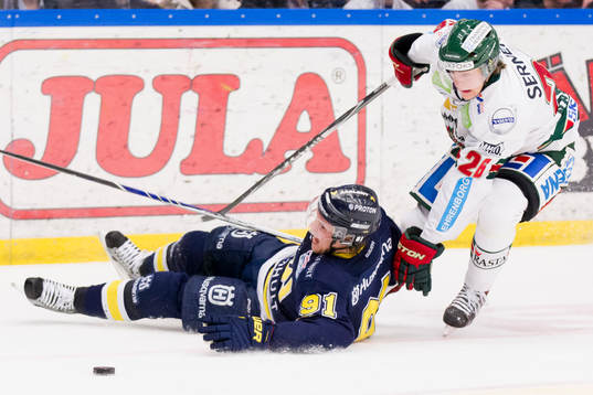 s Andreas Jämtin dras ner av Frölundas Erik Karlsson