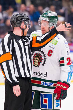Domaren Mikael Holm i samspråk med Frölundas Joel