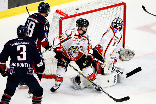 Linköpings Kent McDonell gör 3-2 bakom Luleås målvakt