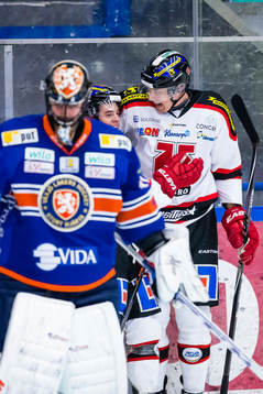Örebros Derek Ryan gör 0-1 målet och jublar med Marko
