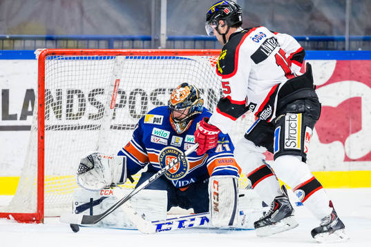 Örebros Henrik Löwdahl oroar framför Växjös målvakt