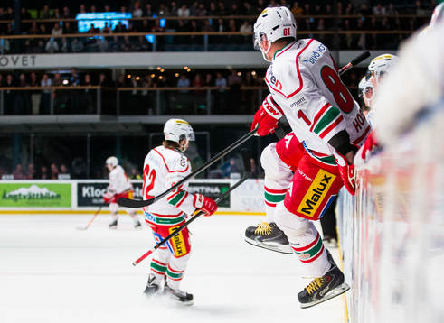 Modos Marcel Hossa hoppar in på isen