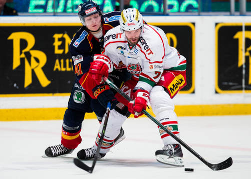 Djurgårdens Alexander Falk och Modos Radek Smolenak i kamp