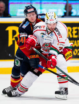 Djurgårdens Alexander Falk och Modos Radek Smolenak i kamp