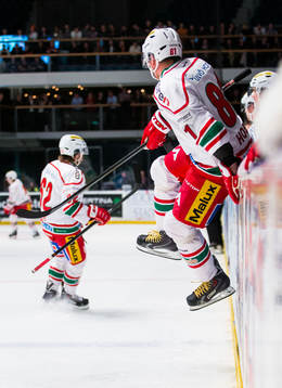 Modos Marcel Hossa hoppar in på isen