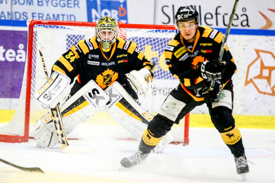 Skellefteås målvakt Erik Hanses och Kirill Kabanov
