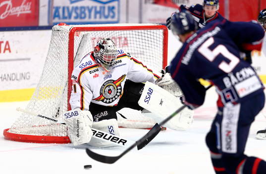 Skott av Linköpings Mattias Bäckman
