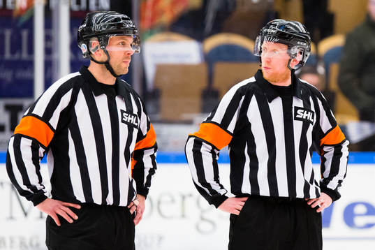 Domare Markus Linde och Domare Mikael Holm