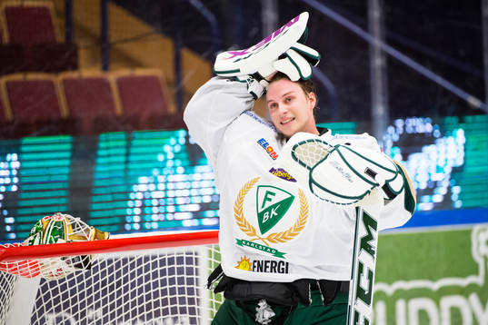 Färjestads målvakt Fredrik Pettersson-Wentzel pustar ut