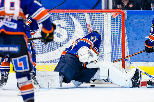 Örebros Marko Anttila (ej i bild) gör 0-2 målet bakom