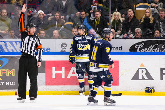 s Mattias Tedenby (h) slänger handske och klubba i