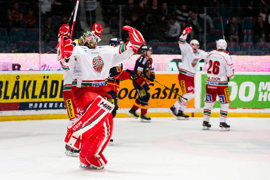 Modos målvakt Linus Ullmark jublöar