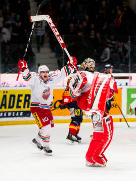 Modos målvakt Linus Ullmark jublöar