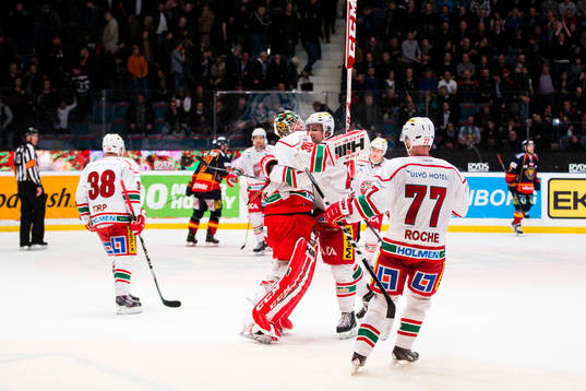 Modos målvakt Linus Ullmark jublöar