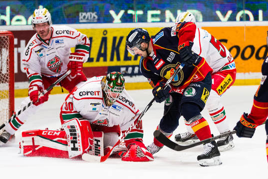 Modos målvakt Linus Ullmark blockerar pucken framför