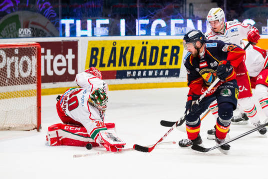 Modos målvakt Linus Ullmark stöter bort pucken för