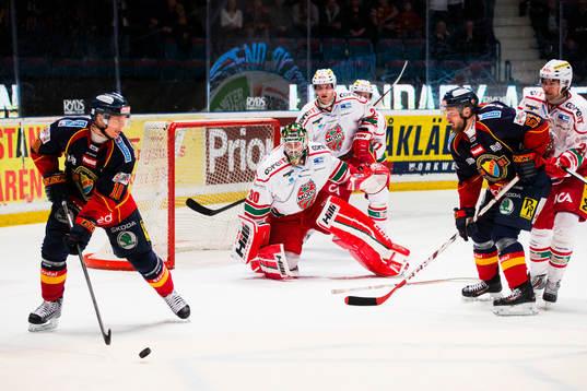 Modos målvakt Linus Ullmark håller blicken på pucken