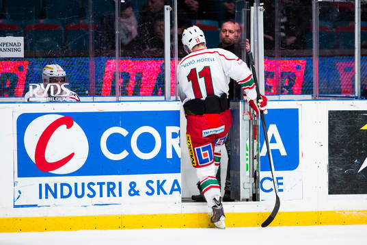 Modos Simon Önerud tar klivet ut i utvisningsbåset
