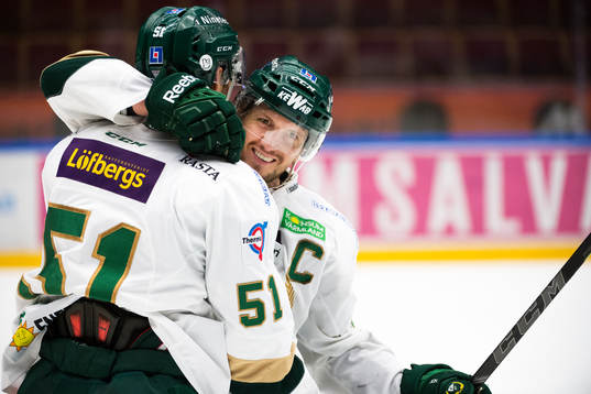 Färjestads Ole-Kristian Tollefsen kramar om Rickard Wallin