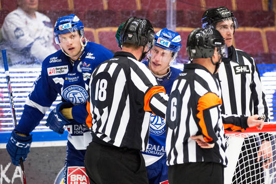 Leksands Johan Ryno och Toni Kähkönen i samtal med domarna