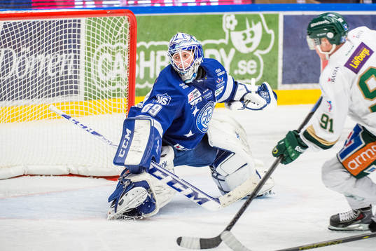 Leksands målvakt Oscar Alsenfelt räddar skott från