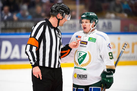 Domaren Mikael Nord tillrättavisar Färjestads Toni Rajala
